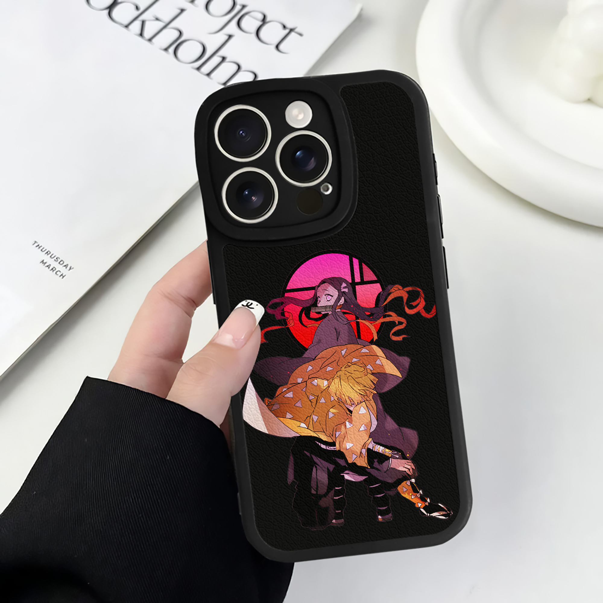 （画像用） 鬼滅の刃（きめつのやいば）我妻 善逸／あがつま ぜんいつ Agatsuma Zenitsu 【iPhone 16シリーズ対応】シリコンスマホケース（レザー調） 材質：シリコン